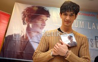 Lewat album ini, Dimas menawarkan 8 buah lagu yang diproduksi Nagaswara.