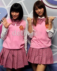 Aki Takajo dan Haruka Nakagawa 'JKT48' tampak cute dengan balutan kostum seragam pink. (dok. detikHOT)