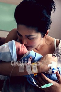 Pasangan Krisdayanti dan Raul Lemos telah dikaruniai bayi laki-laki yang dinamai Kellen Alexander Lemos pada Rabu (12/12/2012). (dok. detikHOT)