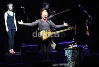 Sting berhasil mengajak sekitar 8 ribu pasang mata menyanyi bersama di MEIS, Ancol, Jakarta Utara, Sabtu (15/12/2012) malam. (dok. detikHOT)