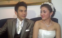 Pria yang akrab disapa Ijonk itu mengenakan tuxedo bernuansa abu-abu dan sang istri cantik dibalut gaun pengantin putih.