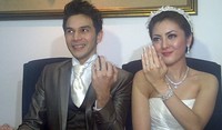 Ijonk dan istri pamer cincin kawin mereka.