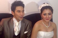 Tak ada pelaminan dalam resepsi yang dihadiri kerabat dan keluarga terdekat mereka itu.