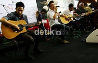NOAH tampil menghibur para pengunjung dalam acara pembukaan Napi Craft 2012.