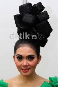 (Ini kotak-kotaknya) mirip sama bentuk kado, jumlahnya ada 11, ujar pelantun 'Sesuatu' itu.