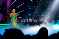Syahrini tampil cetar membahana.