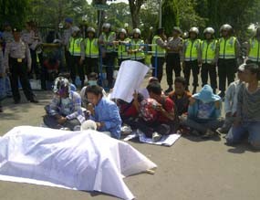 Rekapitulasi Pilkada Bangkalan Diwarnai Demo