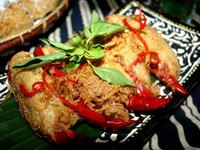 Sebagai santapan pembuka, kami memesan begedel lombok (Rp 25.000). Merupakan kentang yang dicampur dengan udang giling. Adonan ini kemudian diisikan pada cabai merah besar yang dibuang bijinya kemudian dibalut telur dan digoreng.