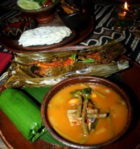 Nasi timbel gerobak (Rp 69.000) dipilih sebagai menu utama. Sajiannya komplit, dari mulai nasi timbel, pepes ikan mas, lalapan timun, sambel terasi, sayur asem, ayam bakar kecap dan kerupuk kampung. Seperti semua menu lainnya, satu set nasi timbel ini juga disajikan di atas piring tanah liat yang berat.