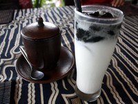 Hitam putih duniamu (Rp. 20.000) terasa sangat segar. Paduan antara susu putih yang gurih wangi dan manis dengan lembutnya cincau hitam yang dihaluskan. Untuk minuman penghangat, bisa memilih wedang jahe (Rp. 22.000) yang terasa nyaman di tenggorokan.