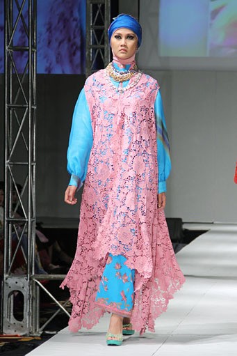 Iva Lativah Wonderful Obsession. IPBM [Ikatan Perancang Busana Muslim] Jabar collection 2013 Fashion & Art at The Trans Luxury Hotel. Bandung. [Foto: Mohammad Abduh/Wolipop]