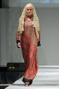 Iva Lativah Wonderful Obsession. IPBM [Ikatan Perancang Busana Muslim] Jabar collection 2013 Fashion & Art at The Trans Luxury Hotel. Bandung. [Foto: Mohammad Abduh/Wolipop]