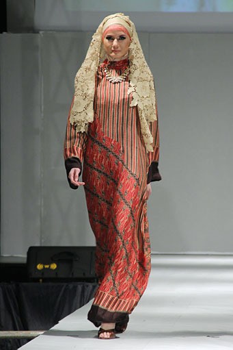 Iva Lativah Wonderful Obsession. IPBM [Ikatan Perancang Busana Muslim] Jabar collection 2013 Fashion & Art at The Trans Luxury Hotel. Bandung. [Foto: Mohammad Abduh/Wolipop]