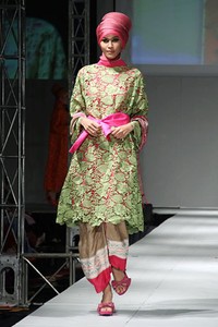 Iva Lativah Wonderful Obsession. IPBM [Ikatan Perancang Busana Muslim] Jabar collection 2013 Fashion & Art at The Trans Luxury Hotel. Bandung. [Foto: Mohammad Abduh/Wolipop]