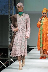 Iva Lativah Wonderful Obsession. IPBM [Ikatan Perancang Busana Muslim] Jabar collection 2013 Fashion & Art at The Trans Luxury Hotel. Bandung. [Foto: Mohammad Abduh/Wolipop]