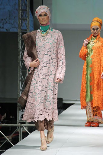 Iva Lativah Wonderful Obsession. IPBM [Ikatan Perancang Busana Muslim] Jabar collection 2013 Fashion & Art at The Trans Luxury Hotel. Bandung. [Foto: Mohammad Abduh/Wolipop]