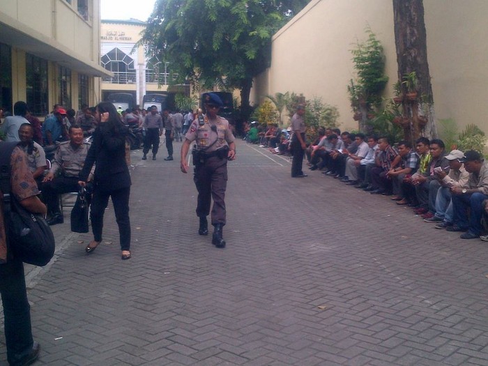 Situasi Kondusif, 50 Pendukung John Kei Duduk-duduk Tunggu Sidang