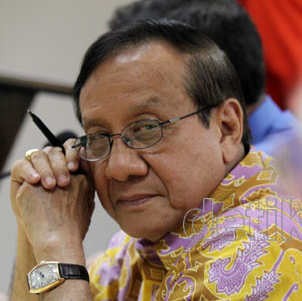 Akbar Tandjung Tolak Ruhut Balik ke Golkar
