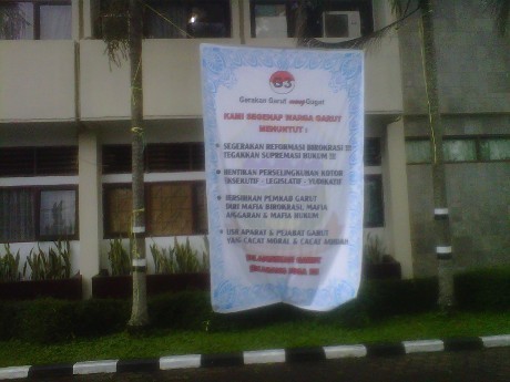 Spanduk Sindir Aceng Terpasang Jelang Paripurna DPRD Garut