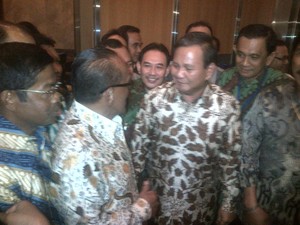 Prabowo Salami Ical di Acara ICMI, Sinyal Koalisi?