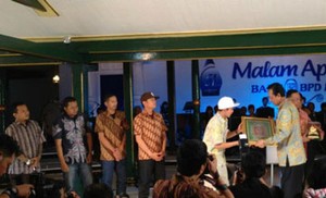 Jogja Hip Hop Foundation Menerima Penghargaan dari Sultan HB X