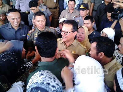 Todongkan Pistol ke Guru, Said Nurjaya Didemo
