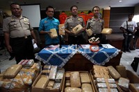 Petugas menggelar tersangka beserta barang bukti kasus pengedar ganja di Polres Jakarta Selatan, Selasa (18/12).