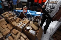 Barang bukti seberat 264 kilogram diamankan dari para tersangka.