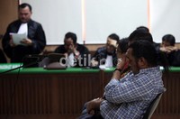 John Kei mendengarkan pembacaan pembelaan yang dibacakan kuasa hukumnya.