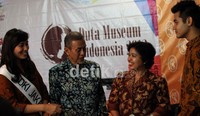 Duta Museum DKI Jakarta, tengah berdiskusi dengan Ahli Permuseuman dan Pemerhati Budaya, Luthfi Astrato (kedua dari kiri) dan Wakil Kepala Dinas Kebudayaan dan Pariwisata, Dr Tinia Budiati (kedua dari kanan).