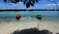 Hamparan pasir yang lembut ditawarkan Pantai Pasir Perawan.