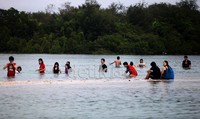 Para pengunjung biasanya bersantai sambil berenang menikmati suasana Pulau Pari.