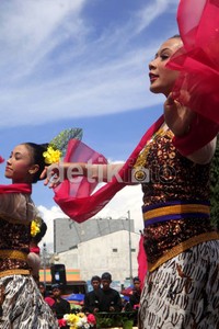 Para peserta parade budaya menari mengikuti alunan gamelan.