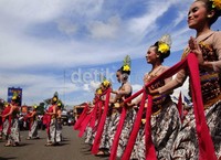 Parade budaya dimulai sejak pukul 10.00 WIB.