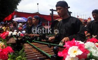 Alunan gamelan mengiringi para penari.