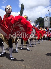 Parade budaya berlangsung meriah.