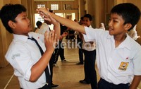 Siswa-siswi SMPN 3 Kota Yogyakarta mempraktekkan bela diri tangan kosong sebagai sarana pertahanan diri seusai mengikuti workshop pencak silat yang di selenggarakan Padepokan Silat Inti Ombak Yogyakarta.