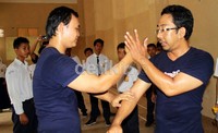 Pesilat Sigit Cahyono yang merupakan pendekat silat asli gaya Mataram Yogyakarta mempraktekkan jurus pukulan jarak lengan.