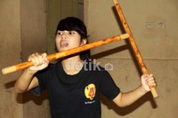 Anggota pesilat mempraktekkan penggunaan tongkat rotan sebagai alat pertahanan diri dalam jurus Penjalin Tarung Tuban.