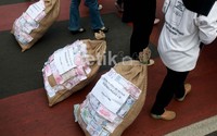 Massa juga sempat berkeliling Bundaran HI sekali, lalu menampilkan aksi teatrikal.