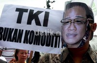 Ada tiga orang yang memakai topeng berwajah Presiden SBY, Menakertrans Muhaimin Iskandar dan Kepala BNP2TKI Jumhur Hidayat. Ketiganya digambarkan sedang mengambil karung bergambar uang yang dibawa oleh TKI.