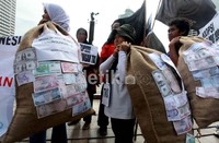 Mereka mendesak pemerintah melakukan langkah konkrit untuk menyelamatkan warga Indonesia yang bekerja di luar negeri dari pemerkosaan, kejahatan dan berbagai tindak pidana lainnya.