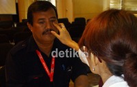 Salah seorang karwayan KPK diperiksa petugas kesehatan BNN sebelum diambil urinenya. Ramses/detikFoto.