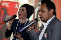 'Alasan kembali, saya merasa sudah terlalu lama vakum dan di belakang layar. Istri saya juga bilang kalau saya harus bertanggung jawab kepada penggemar,' ujarnya.