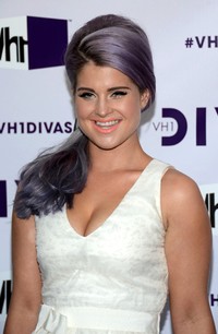 Kelly tetap setia dengan warna ungu untuk rambut panjangnya. Christopher Polk/Getty Images.
