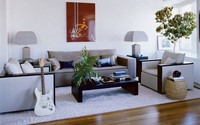 Ruang tamu John Mayer terlihat sangat sederhana dengan nuansa putih. (Simon Upton/elledecor)