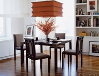 Ruang makan bernuansa coklat. (Simon Upton/elledecor)