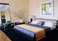 Kamar tidur mantan kekasih Taylor Swift itu tampak nyaman dengan furnitur dari Armani/Casa yang bernuansa biru-krem. (Simon Upton/elledecor)