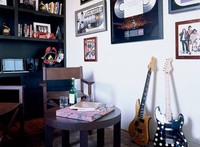 Beberapa penghargaan dan gitar menghiasi ruang kerja pelantun 'Your Body Is a Wonderland' itu. (Simon Upton/elledecor)