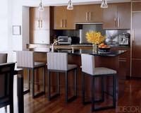 Nuansa kayu di dapur membuat suasana semakin nyaman. (Simon Upton/elledecor)